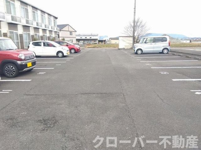 レオパレスルートイレブンの駐車場