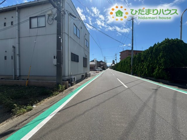 熊谷市拾六間2期　新築一戸建て　ブルーミングガーデン　01の前面道路含む現地写真