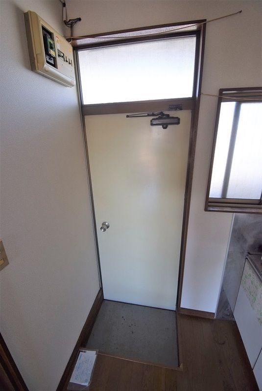ひまわりハイツの玄関|※別号室の参考写真です