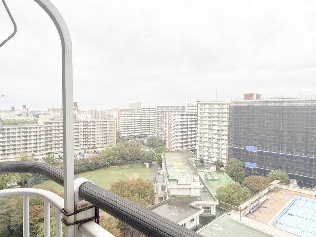 ■【Entrance】居住者の帰り、訪れる方を優しく迎え、やすらぎに満ちた生活空間を予感させる。健やかな暮らしを楽しめそう。