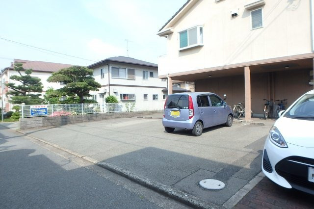 ジュネス一色の駐車場
