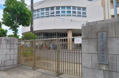 六浦中学校まで1,100ｍ