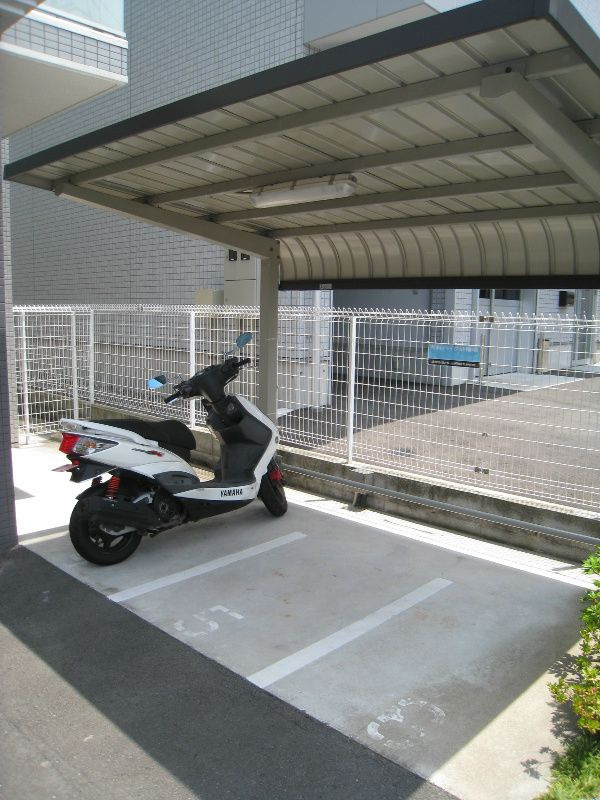 ﾌｫﾚｽﾄﾊｲﾑ港南の駐車場