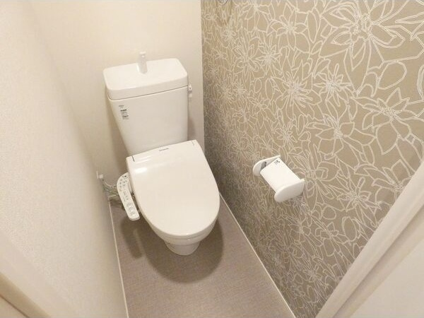 Y&C高畑のトイレ|ゆったりとした空間のトイレです