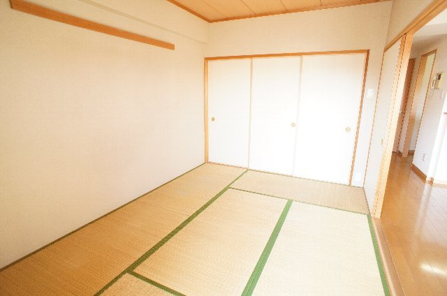 グランコート蘇我の和室|バルコニーに面した明るい居室
