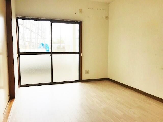 青梅市師岡町２丁目のアパートの居間・リビング