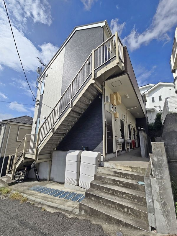 横浜市神奈川区松見町２丁目のアパートの外観