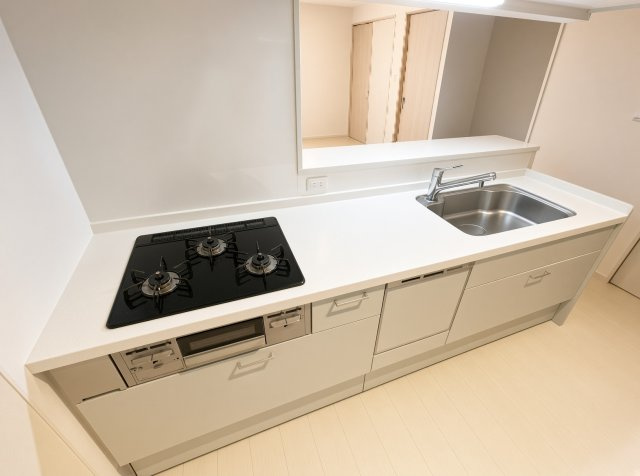 尼崎市常松　中古一戸建てのキッチン|子供を見守りながらお料理が出来るため家族のコミュニケーションが増えます♪スペースが広く確保されている為お子様が大きくなったときは一緒に料理を楽しめます♪