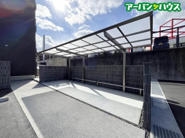 シャーメゾン シティ ルイーレの駐車場