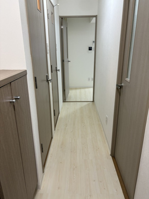 【玄関】 | スカイコート中野南台２ | 床全面上貼り、洗面室トイレCF全面張替え