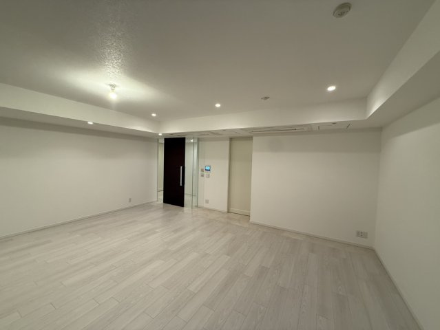 【居間・リビング】 | クラッシィハウス高輪 | 壁面が広く、大きい家具や絵画の配置にも選択肢が様々。