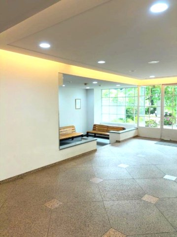 本山ロイヤルマンションのエントランス|ゆとりを感じさせる上質で明るいエントランスが住まう人や訪れる人を心地よく迎え入れてくれます。