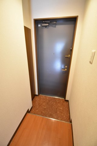 ロイヤルクイーンズパーク江坂　仲介手数料無料の玄関