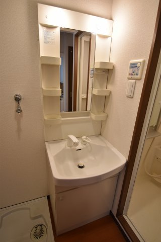 ロイヤルクイーンズパーク江坂　仲介手数料無料の洗面所