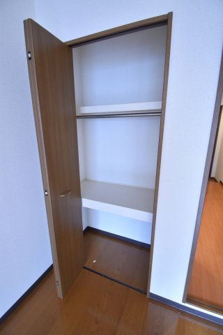 ロイヤルクイーンズパーク江坂　仲介手数料無料の収納