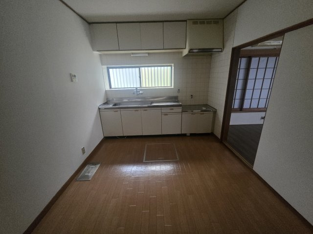 横須賀市ハイランド貸家のキッチン|コンパクトなキッチンで掃除もラクラク