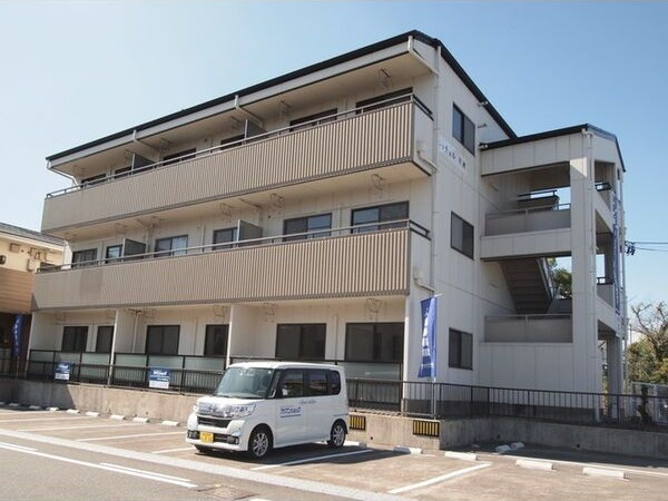 ニッチェル平洲の駐車場