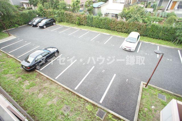 ベルデモールⅡの駐車場|敷地内駐車場はゆとりのある平置きタイプ