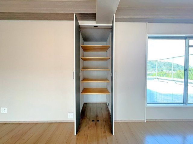 ◆リフォーム済◆橋本駅徒歩２分◆５階建て最上階の南東角住戸の４ＬＤＫ◆メロディーハイム希望ヶ丘の居間・リビング|リビング収納