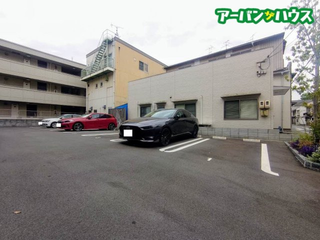 ディマーネIIの駐車場