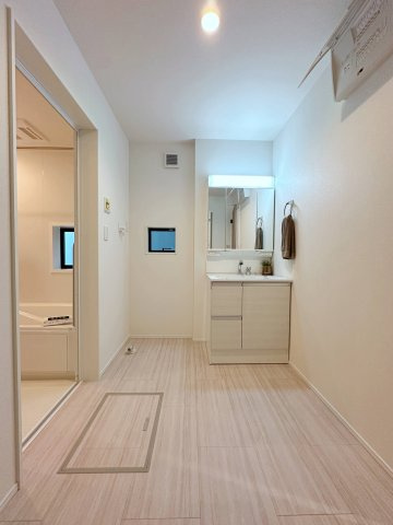 安佐南区伴東8丁目 No.1の洗面所|シャワー付き洗面化粧台☆
洗面台にシャワー機能が付いたもので、シャンプーなども行える多機能洗面台です。また、顔や手を洗うためだけではなく、シャワー付き洗面台を使えば手洗い洗濯などでも利用できます♪