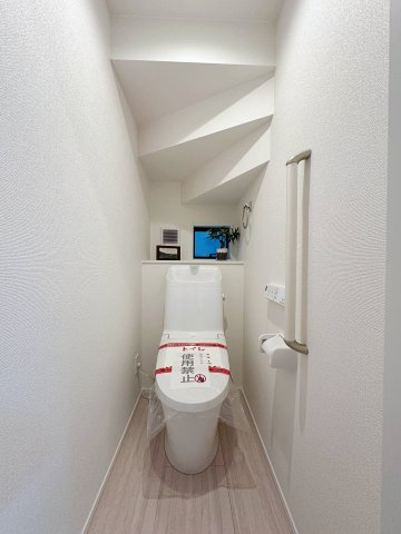 安佐南区伴東8丁目 No.1のトイレ|1階ウォシュレットトイレ☆
各階にウォシュレットトイレがついています♪