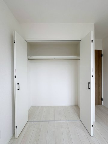 安佐南区伴東8丁目 No.1の収納|全居室収納☆
5.25帖洋室のクローゼットです♪