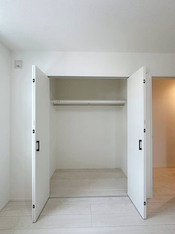 安佐南区伴東8丁目 No.1の収納|全居室収納☆
5.25帖洋室のクローゼットです♪