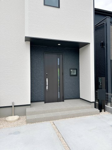 安佐南区伴東8丁目 No.1の玄関|玄関ポーチ☆
屋根も付いており、雨が降っても濡れる心配はありません♪