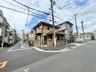 【前面道路含む現地写真】 | 御崎１丁目　中古戸建 | 対面式を採用したキッチンですので、リビングで寛ぐご家族をいつも感じられます！会話を楽しみながら家事ができますね♪