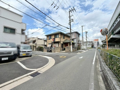 【前面道路含む現地写真】 | 御崎１丁目　中古戸建 | 浴室に窓が付いているので、換気ができて湿気やカビ防止になりますよ♪