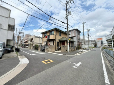 【前面道路含む現地写真】 | 御崎１丁目　中古戸建 | 前面道路約６ｍ/約５．４ｍ！広々運転の苦手な方も安心ですね♪