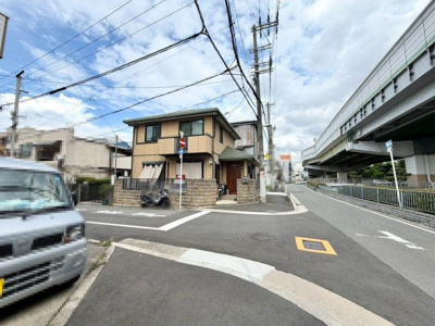 【周辺】 | 御崎１丁目　中古戸建 | 各居室にはクローゼットを完備し、家具の配置にも困らない設計がされており、採光と室内のバランスが絶妙です。