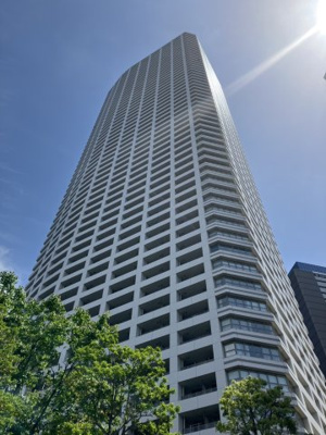 【外観】 | ザ・パークハウス西新宿タワー６０ | マンション敷地内は木が植えられ、緑も魅力的です。