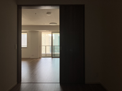 【洋室】 | ザ・パークハウス西新宿タワー６０ | 4.8畳のお部屋からLDKを見た様子です。