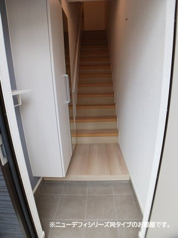 カーサ　福岡　Ⅲの玄関|収納もある玄関です
