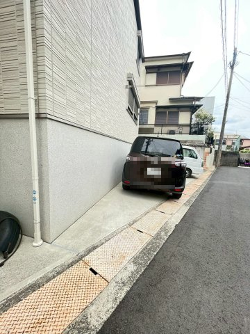 ルリアン弐番館の駐車場