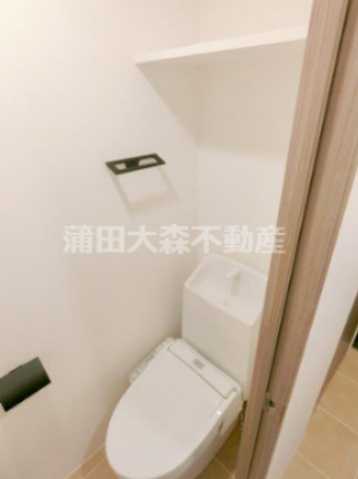 LEGALAND(リーガランド大森山王のトイレ|棚と温水洗浄暖房便座付きのトイレ