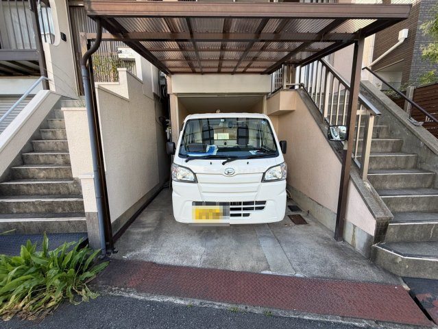 御幸西町戸建　賃貸の駐車場|駐車場に車を止められます