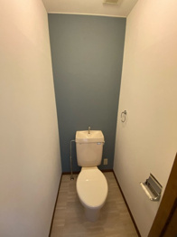 シンプルで掃除のしやすいトイレです♪
