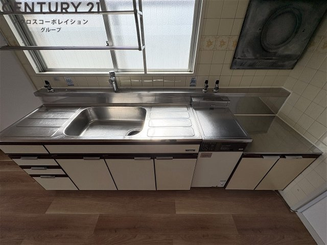 作業スペースの広いキッチンです♪窓付き♪