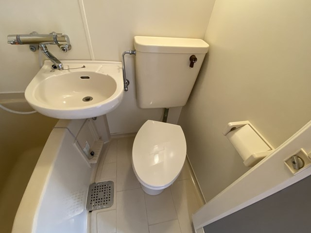 浴室内にトイレがあります♪