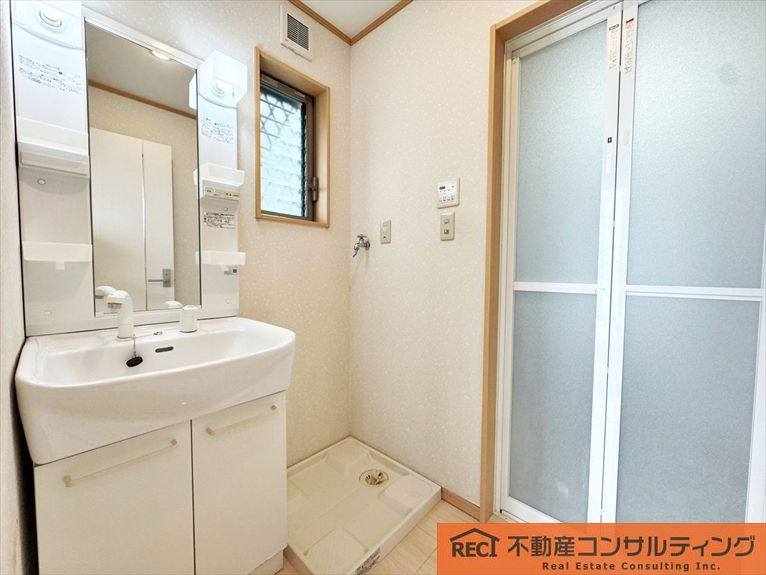 西宮市宮前町　中古戸建の洗面所