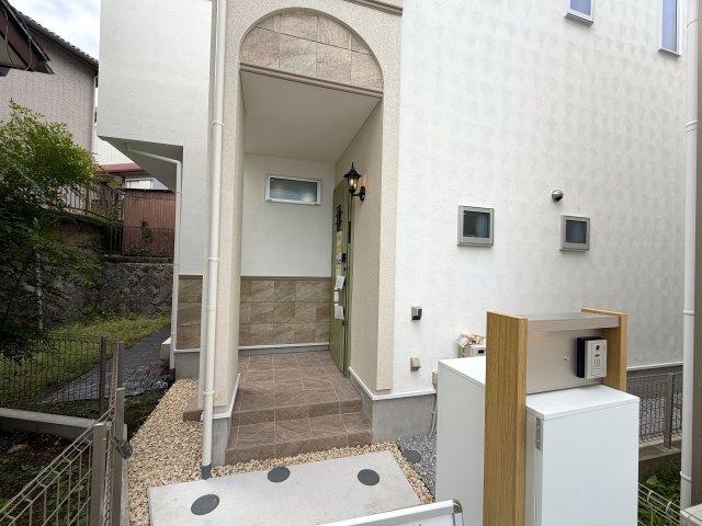 建売ですよ？お風呂にテレビ、地震対策の制震ダンバー、玄関はカードキーでピッ！そんな家あります？あるんです。ココに！デザインも差別化されていて外観もちょっとカワイイ『横浜市保土ケ谷区』新築戸建