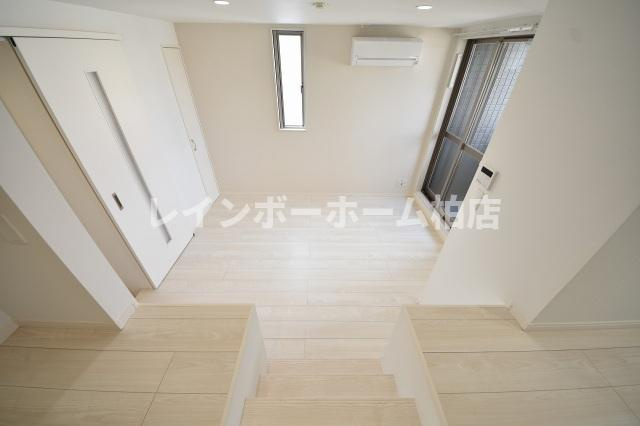 担当エリアのルームアドバイザーが直接対応いたしますの居間・リビング|おしゃれな居間です