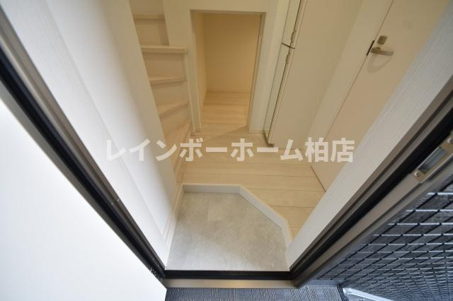 担当エリアのルームアドバイザーが直接対応いたしますの玄関|収納もある玄関です