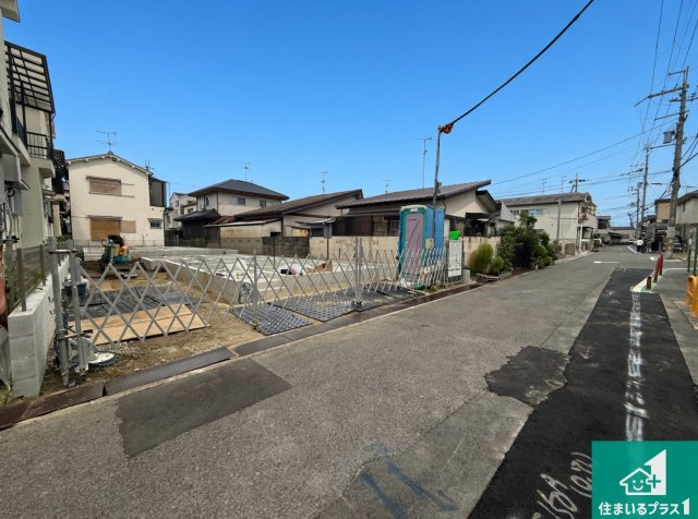 ◆堺市美原区阿弥　新築一戸建ての前面道路含む現地写真|周辺は落ち着いた街並みの住宅地！子育てがしやすい住環境です！まだ未完成ですが、現地でしかわからない事もございます。是非一度ご覧ください。
