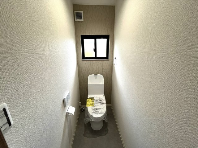 【トイレ】 | 仲介手数料無料！厚南小学校に通えるリフォーム済み中古住宅　宇部市東際波台５丁目 | シャワートイレは節水型タイプ。