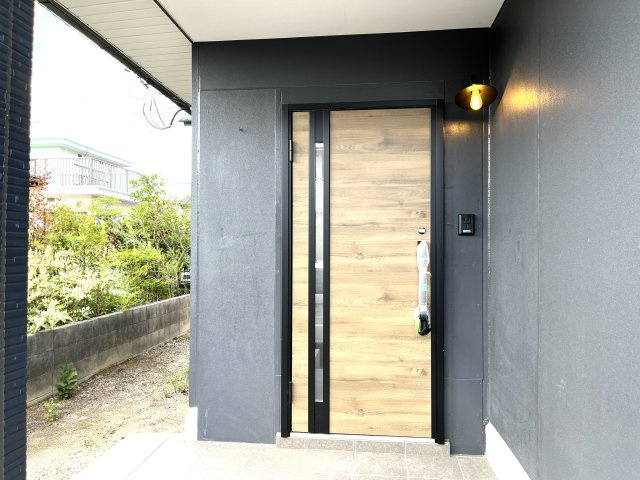 【玄関】 | 仲介手数料無料！厚南小学校に通えるリフォーム済み中古住宅　宇部市東際波台５丁目 | 明るい玄関です