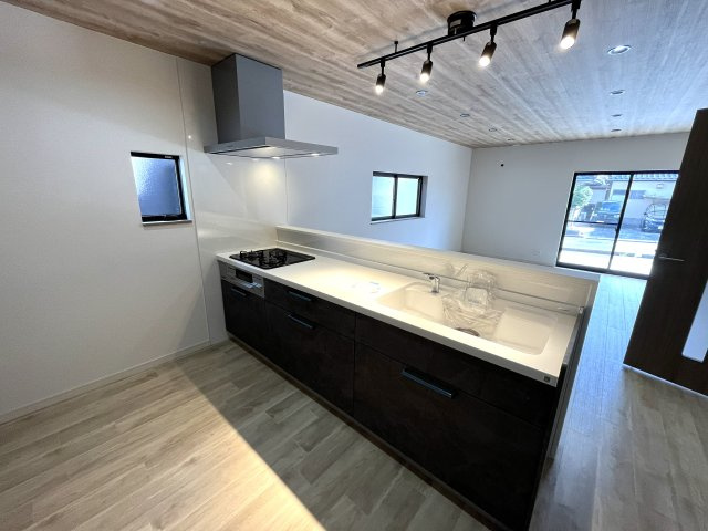 【キッチン】 | 仲介手数料無料！厚南小学校に通えるリフォーム済み中古住宅　宇部市東際波台５丁目 | 使い勝手の良いシステムキッチンで楽しくクッキング♪